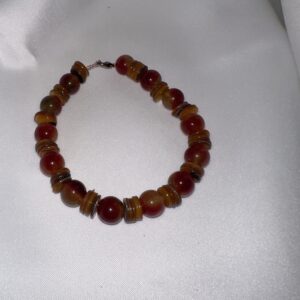 Carnelian and Shell bracelet. Cafe Con Chisme